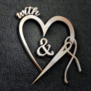 Logo von With Love and Needle: silbernes Herz mit Schriftzug und Nähnadel auf dunklem Leder