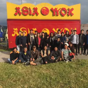 Das Team von Asia Wok vor seinem Foodtruck