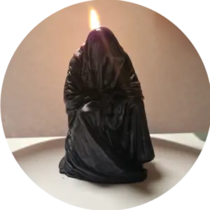Duftkerze von CandleGhost in Form einer verhüllten Figur