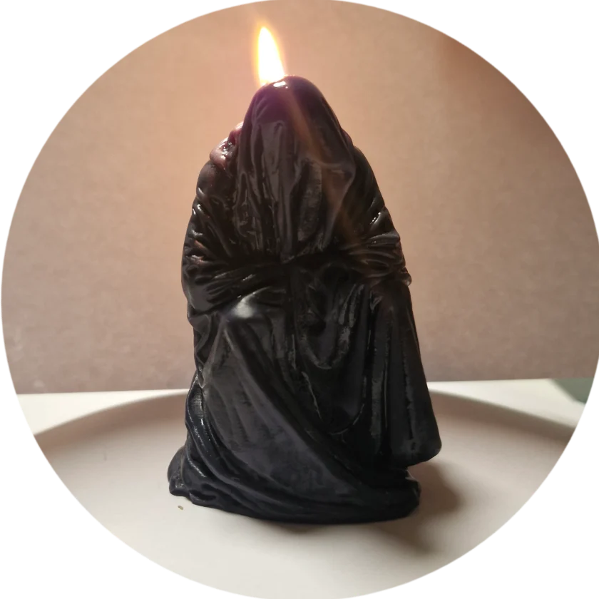 Duftkerze von CandleGhost in Form einer verhüllten Figur