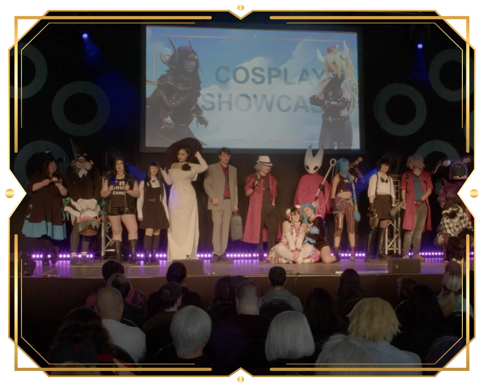 Teilnehmende des Cosplay Showcase 2025 gemeinsam auf der Bühne der HiroCon, im goldenen HiroCon-Rahmen