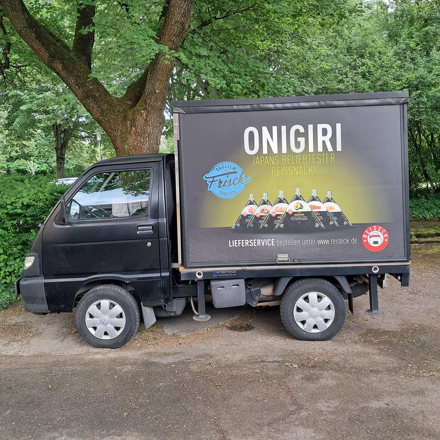 Reiseck Foodtruck mit Onigiri-Aufschrift