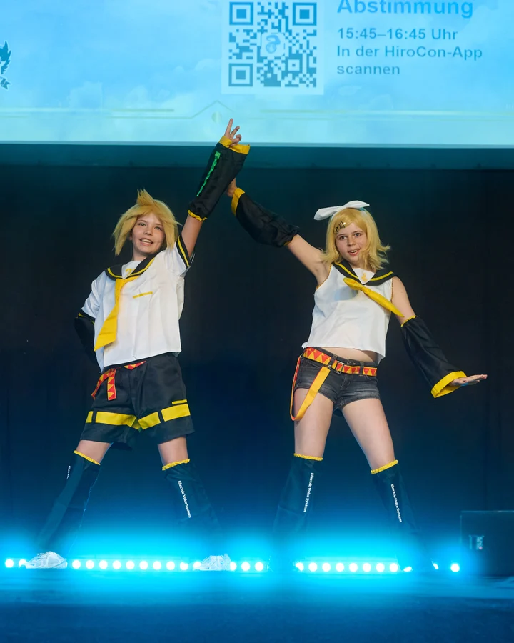 Pauline & Johanna als Kagamine Rin und Kagamine Len beim Cosplay Community Showcase der HiroCon 2026