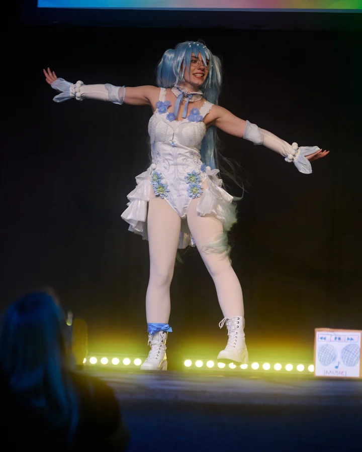 Peachpaw_cos als Hatsune Miku (Flower Fairy Nemophila Version) beim Cosplay Community Showcase der HiroCon 2026