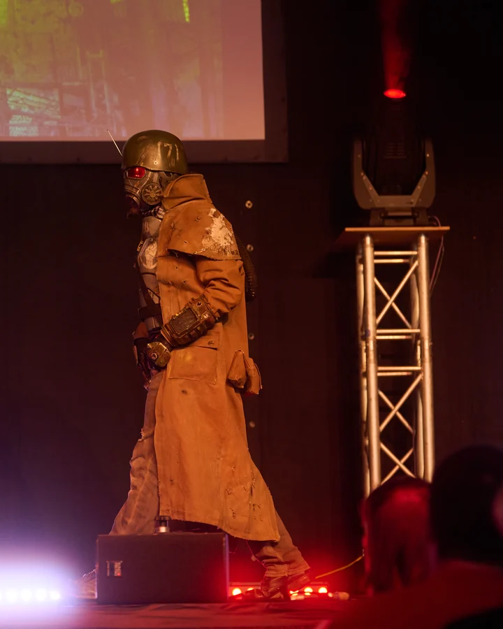 Sevirium als Courier Six aus Fallout New Vegas beim Cosplay Community Showcase der HiroCon 2026