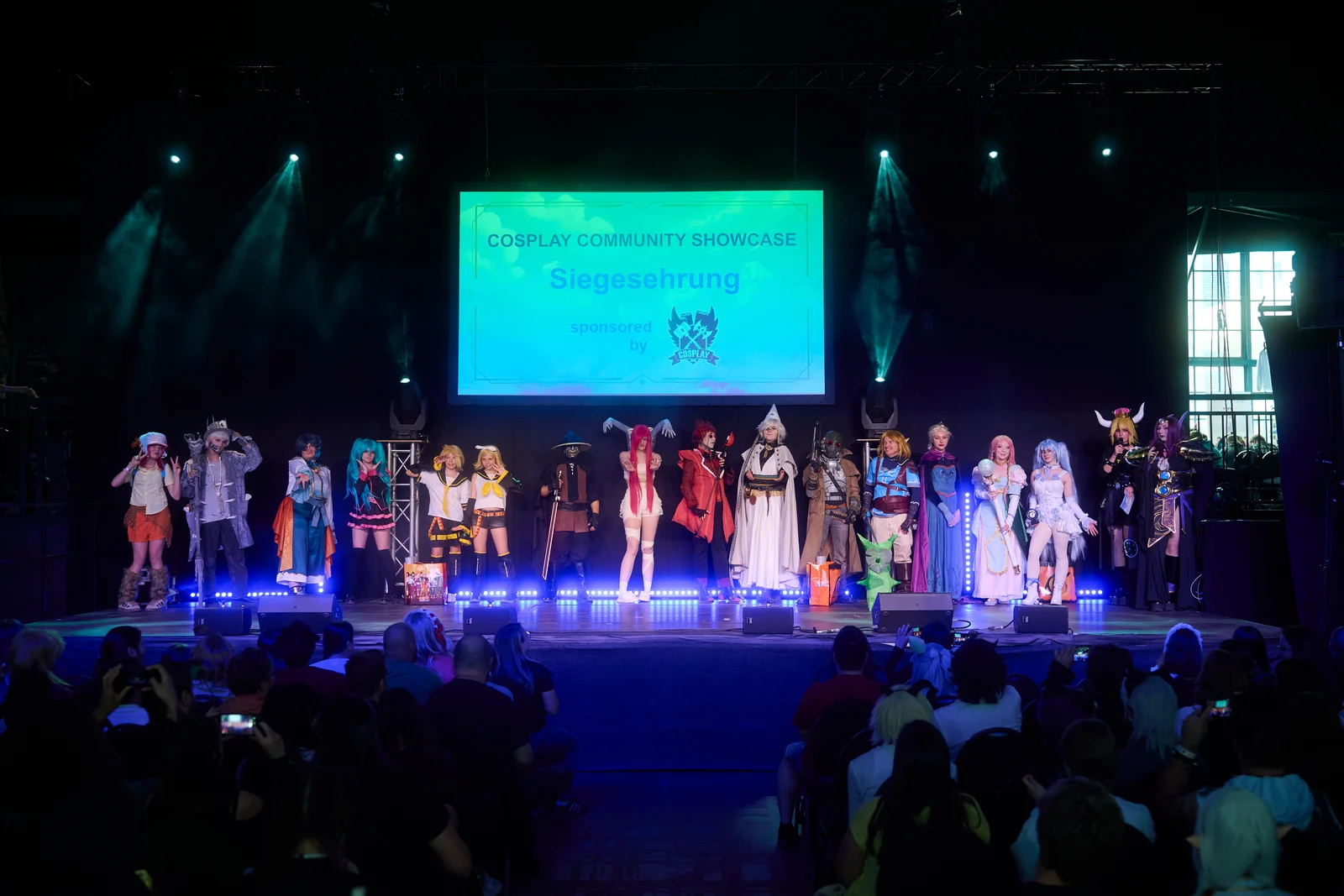 Siegerehrung des Cosplay Community Showcase auf der Bühne der HiroCon 2026